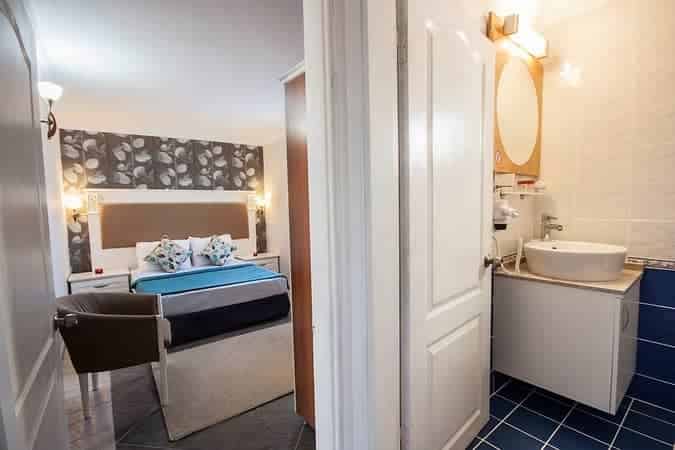 Moonshine Hotel Suites
